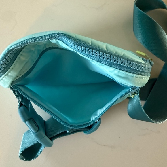 🌟 Lululemon Icing Blue Everywhere Belt Bag - Picture 3 of 7